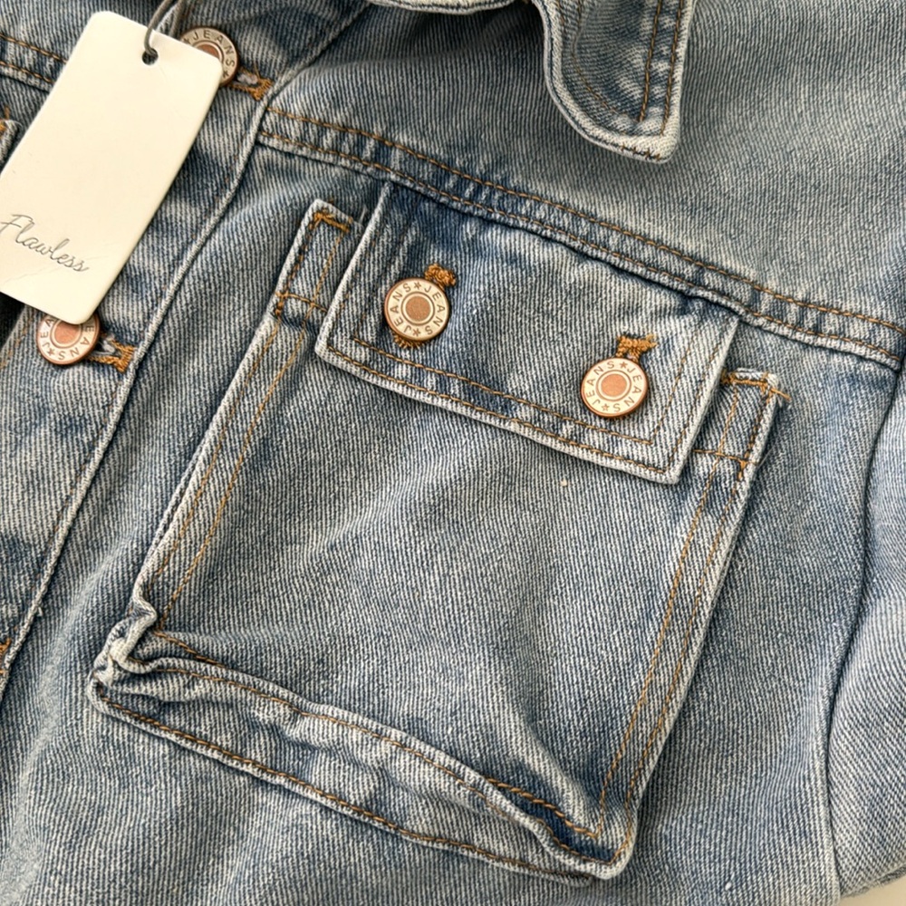 Flawless denim romper with tie waist and capped sleeves. Size XS - Picture 5 of 6